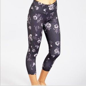 🌸Tema Black & White High-Waist Crop Leggings -